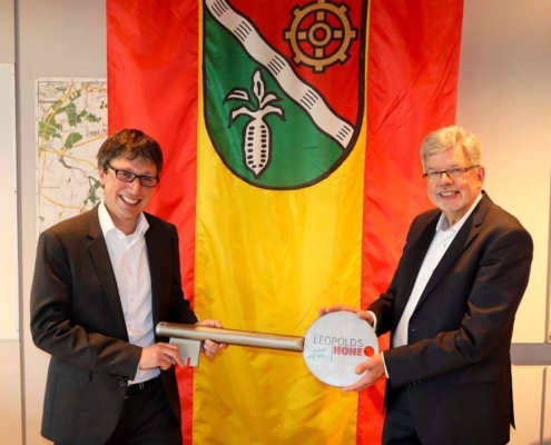 Gerhard Schemmel übergibt symbolisch den Schlüssel für das Rathaus